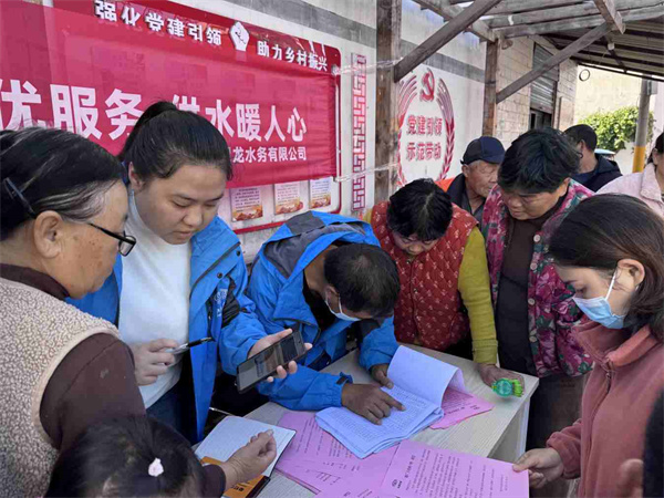 貼心服務(wù)暖民心  供水保障零距離   ——周口銀龍水務(wù)流動(dòng)服務(wù)進(jìn)社區(qū)，精準(zhǔn)破解城鄉(xiāng)用水難題